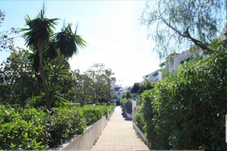 Gångvägen mot poolen