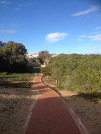 Gångväg från strand till lägenheten går igenom national park